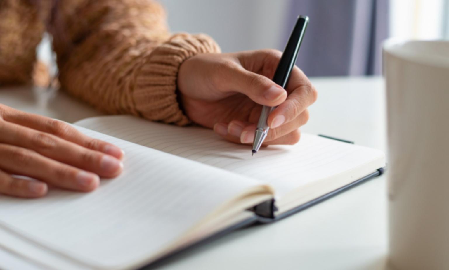 Análisis de mercado y comparativas financieras en pantallas digitales