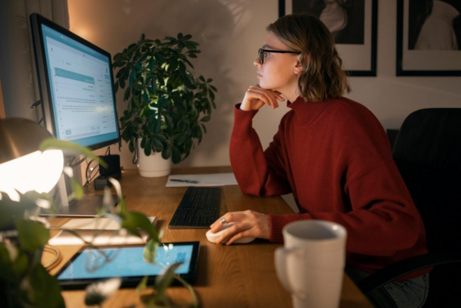 Análisis de datos financieros en pantallas con gráficos comparativos