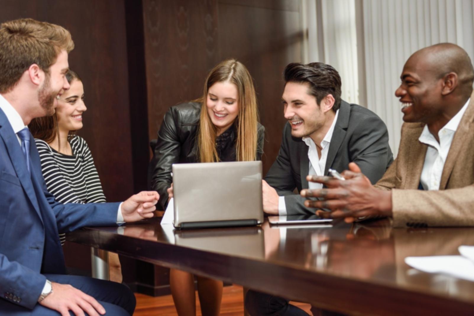 Equipo de analistas revisando datos financieros en oficina moderna