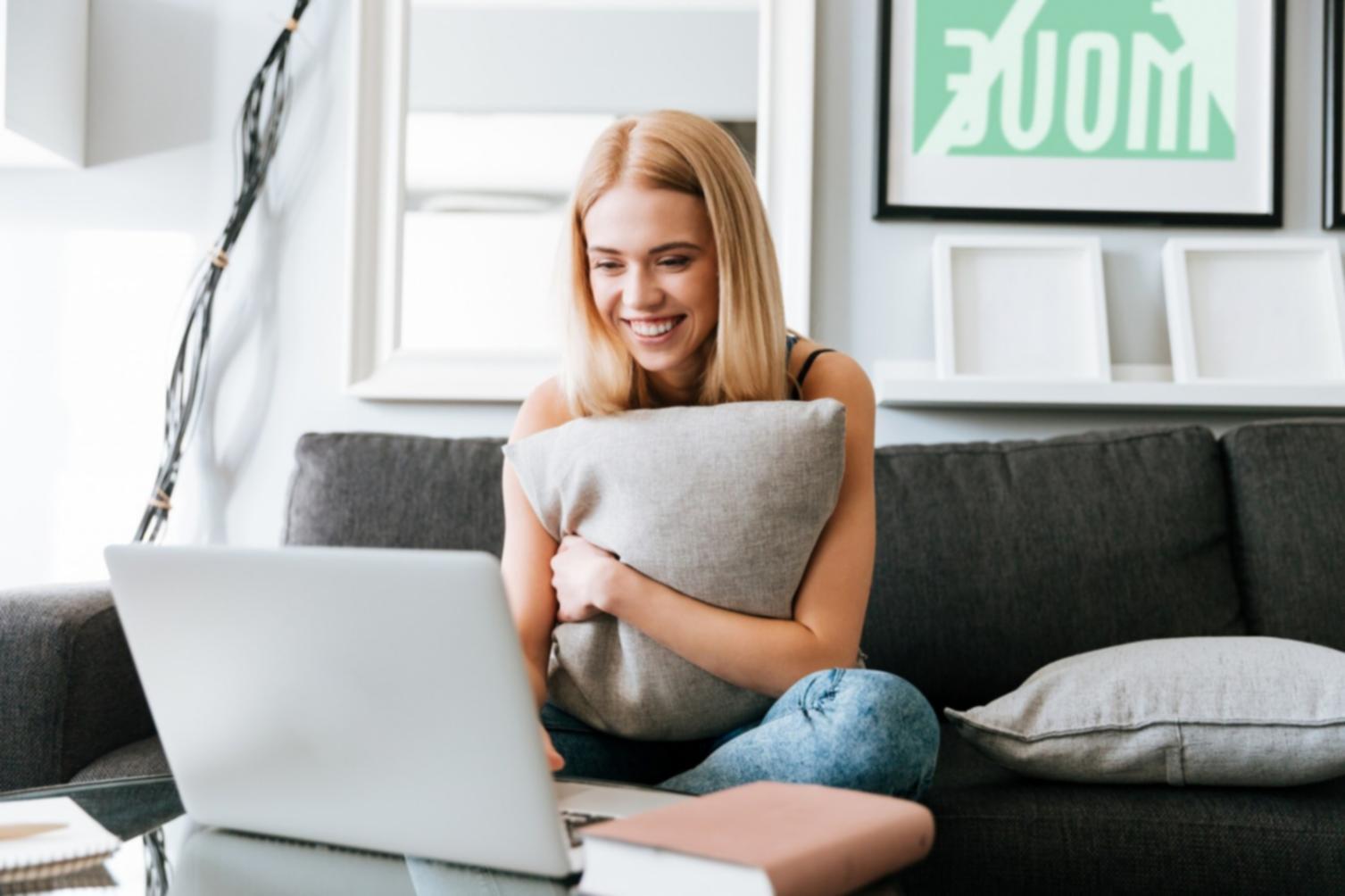 Profesional analizando gráficos financieros en tableta durante sesión de trabajo