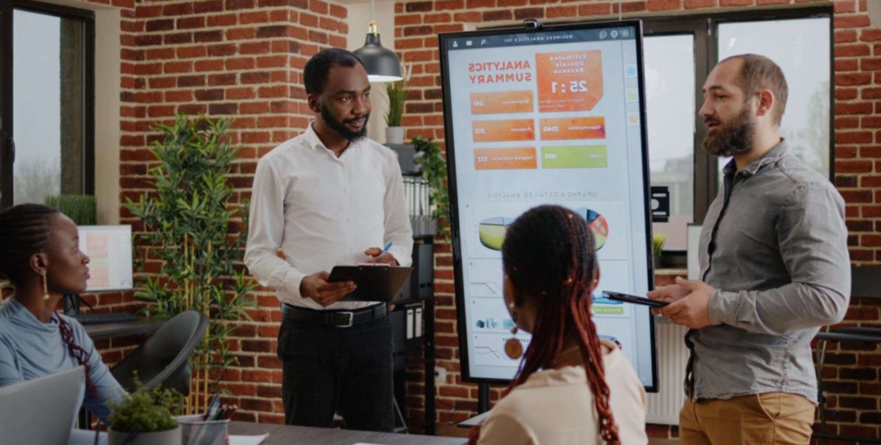 Profesionales analizando datos financieros en entorno colaborativo