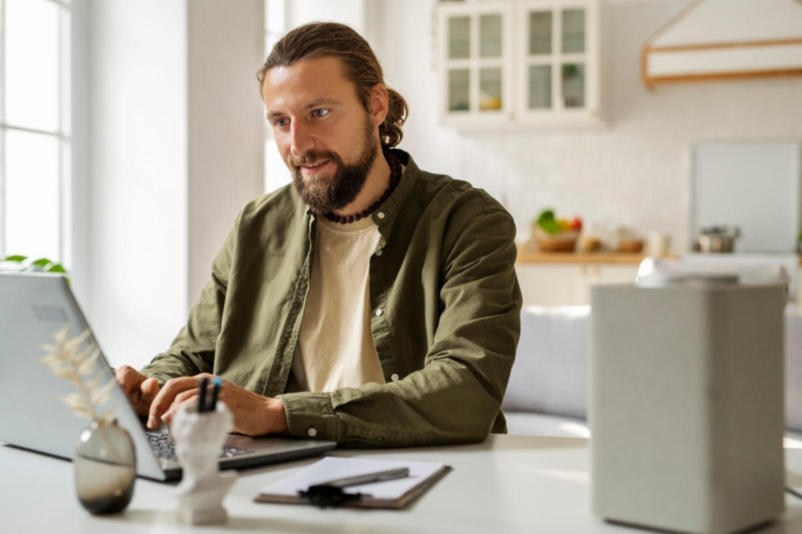 Equipo revisando estrategias de análisis competitivo